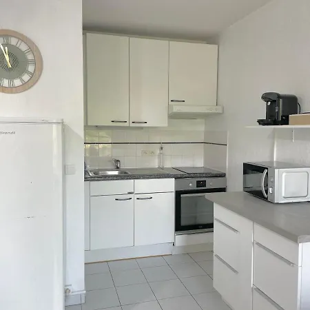 Apartment Climatise Au Coeur De Port Frejus